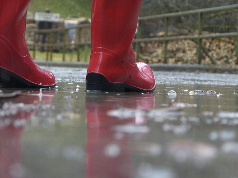 梅雨の季節のお出かけに！防水機能付きシューズ4選