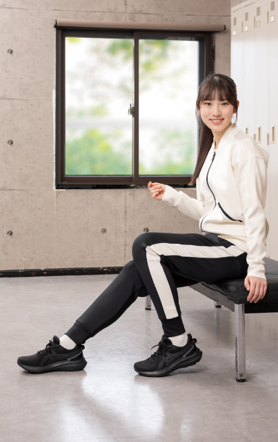 ASICS JOLT 5 BLACK/CARRIER GREY モデル着用イメージ