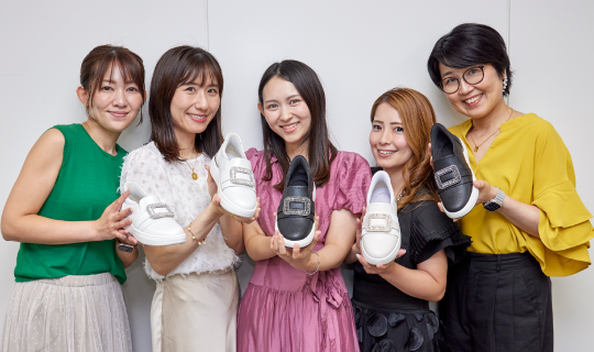 アンバサダーの5人が鼻ジュースニーカーを手に取って集合している