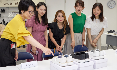 アンバサダーが完成したスニーカーを見て話している