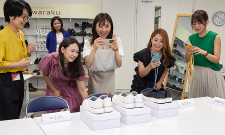 アンバサダーが完成したスニーカーの写真を撮っている