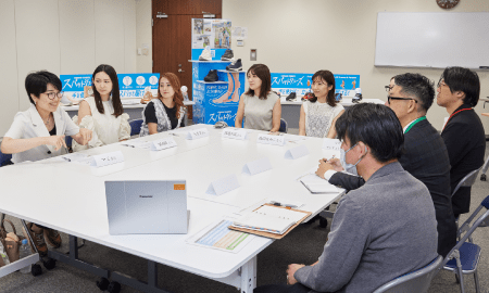 アンバサダーと商品開発が机を囲んで座って話している