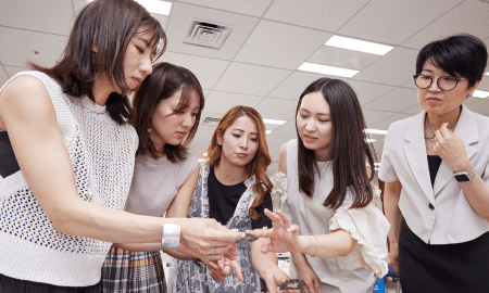 アンバサダーがカラーについて相談している