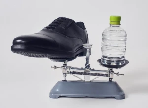 商品と小型のペットボトルの比較