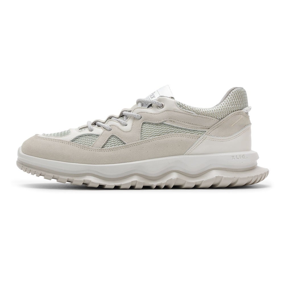 スポーツシューズ