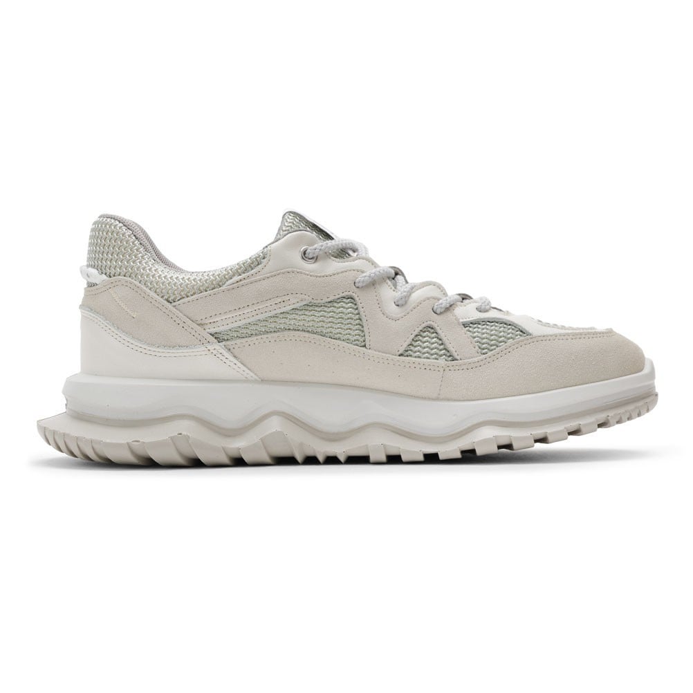 スポーツシューズ