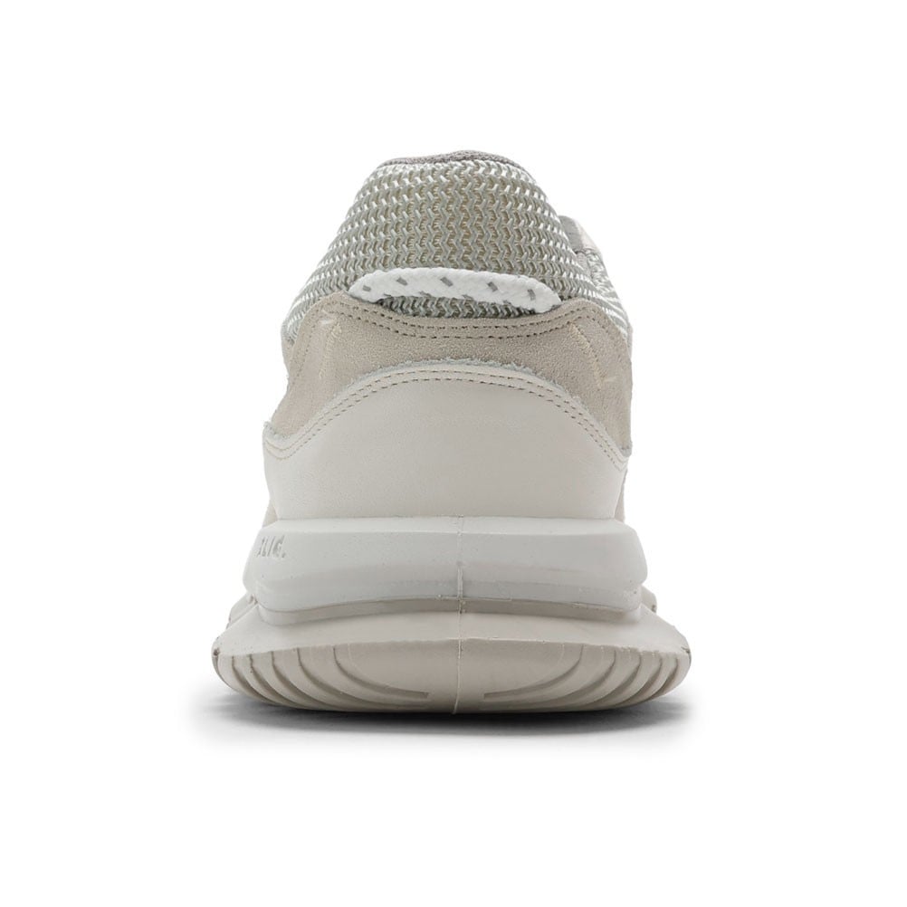 スポーツシューズ