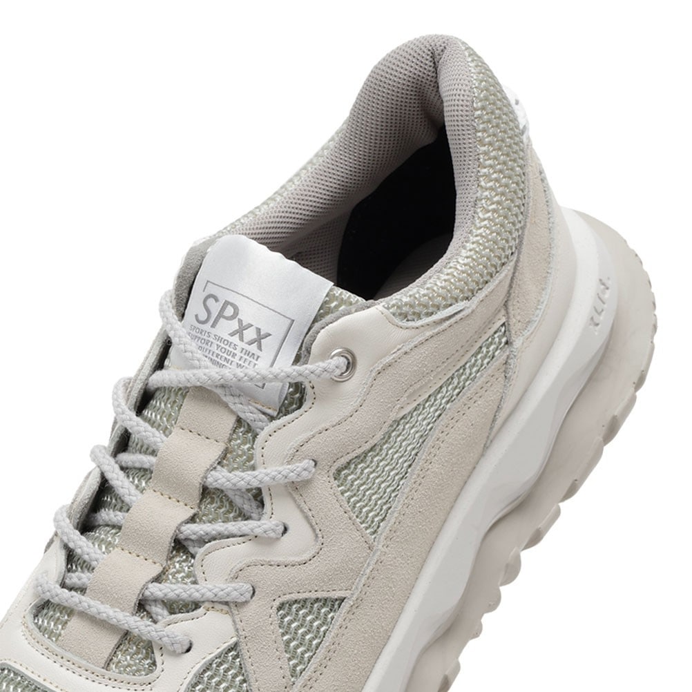 スポーツシューズ