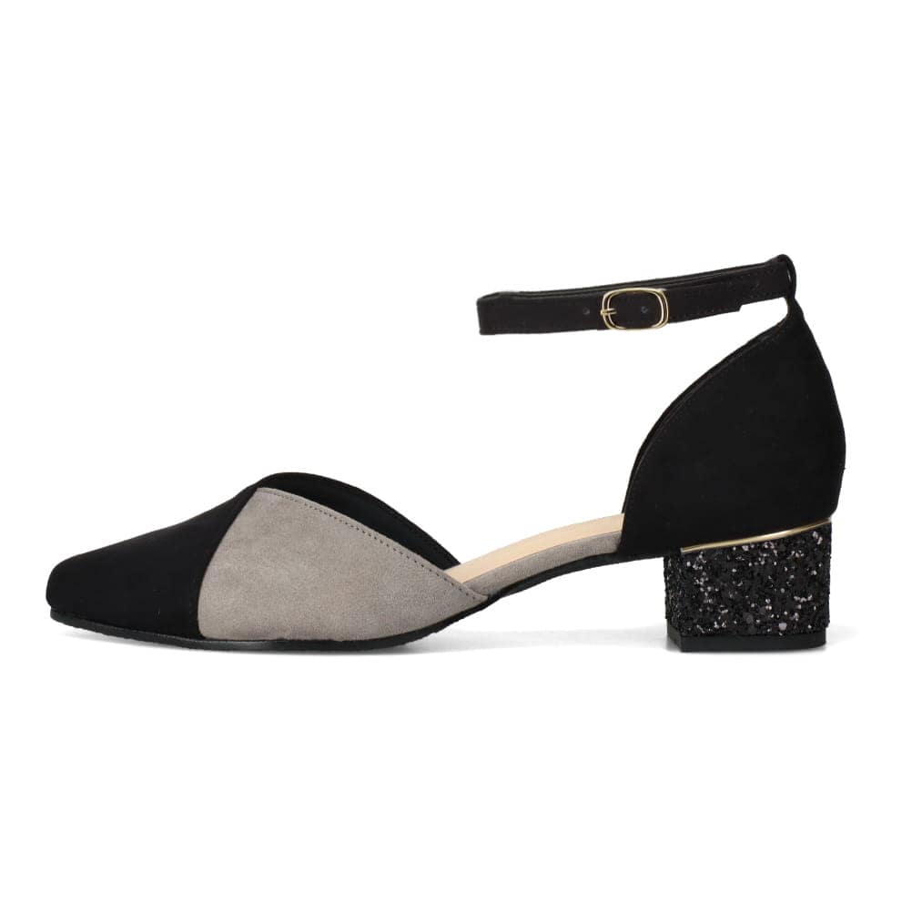 ストラップパンプス