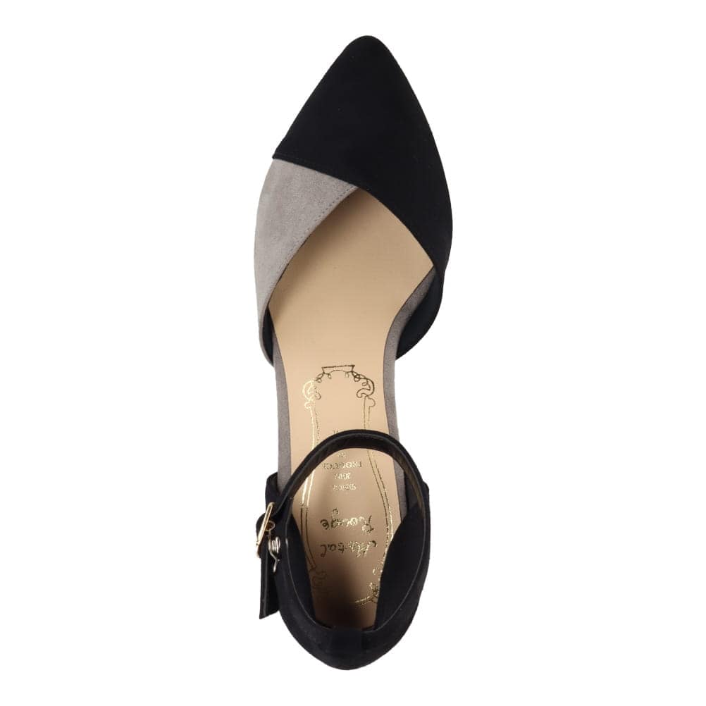 ストラップパンプス