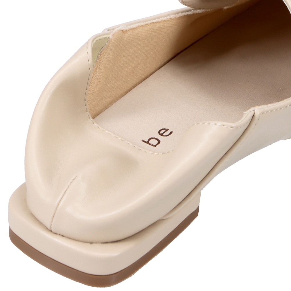 かかとが踏めるバックルモチーフカジュアルシューズ