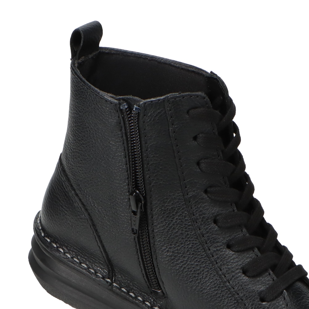 軽量レースアップブーツ