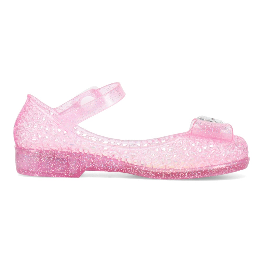 光るクリアパンプス