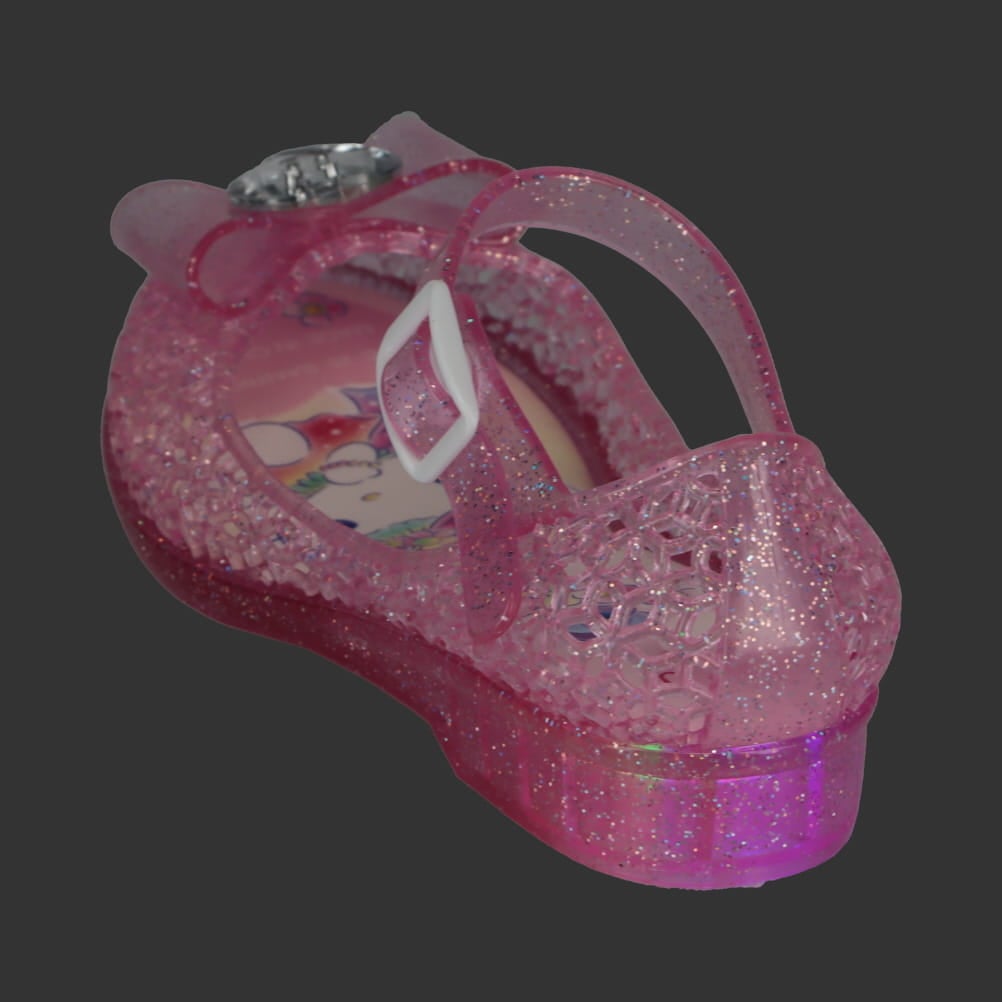 光るクリアパンプス