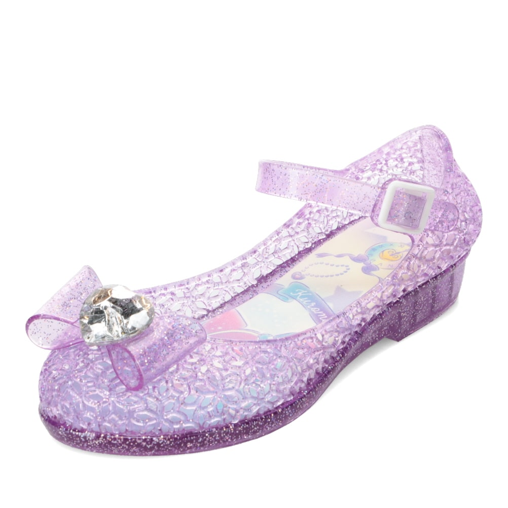 光るクリアパンプス