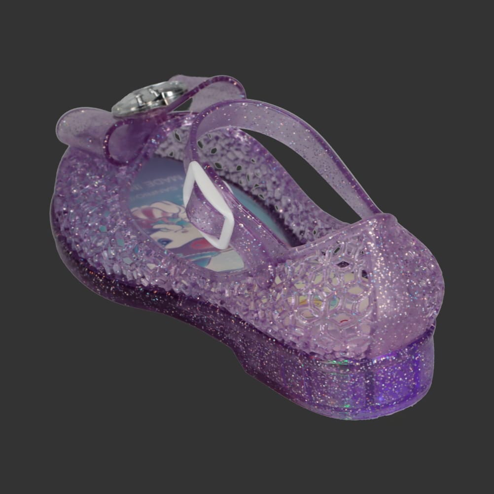 光るクリアパンプス