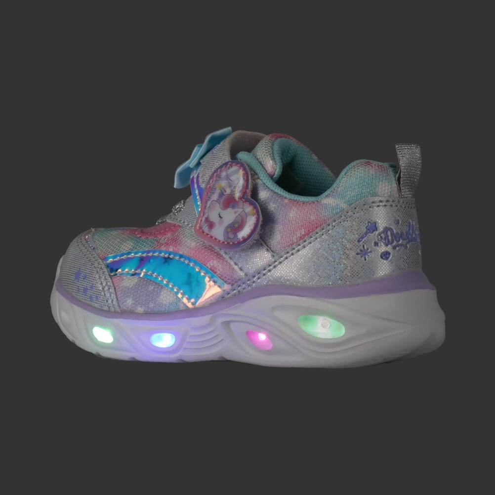 光るキッズスニーカー