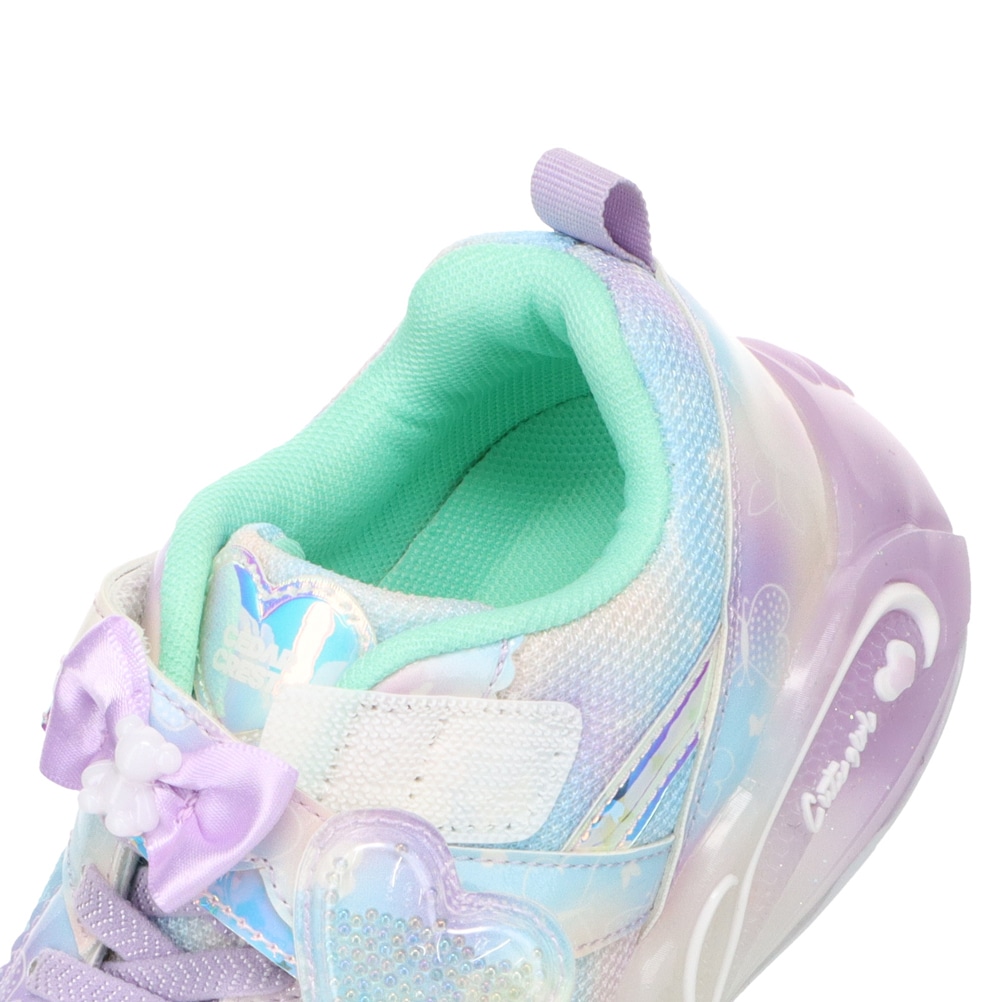 光るキッズスニーカー