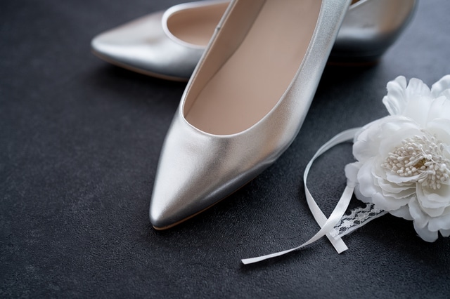 結婚式に参加する女性靴のマナーとは？ヒールの高さや素材の選び方